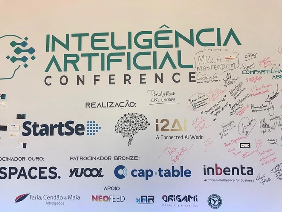 Parede da Inteligência Artificial Conference, com várias assinaturas diferentes, incluindo a do Roberto Pina, CEO da Sevensete.